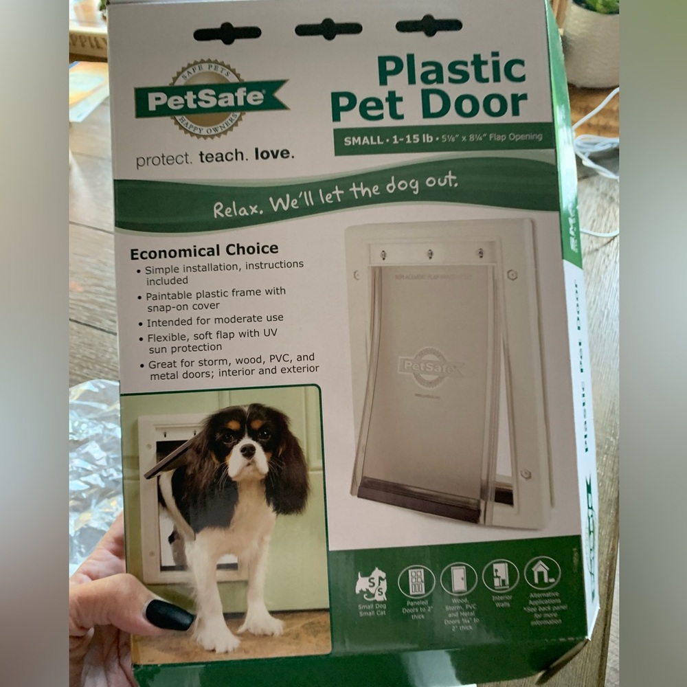 NWB PetSafe Plastic Pet Door size small 5-10 pounds 5 1/2-8 1/2 flap opening